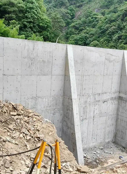开封郊区重力式挡土墙